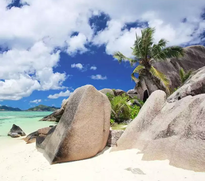 endless-summer-charter-seychelles-the-beautiful-beaches-lanse-source-dargent-de-la-digue.jpg
